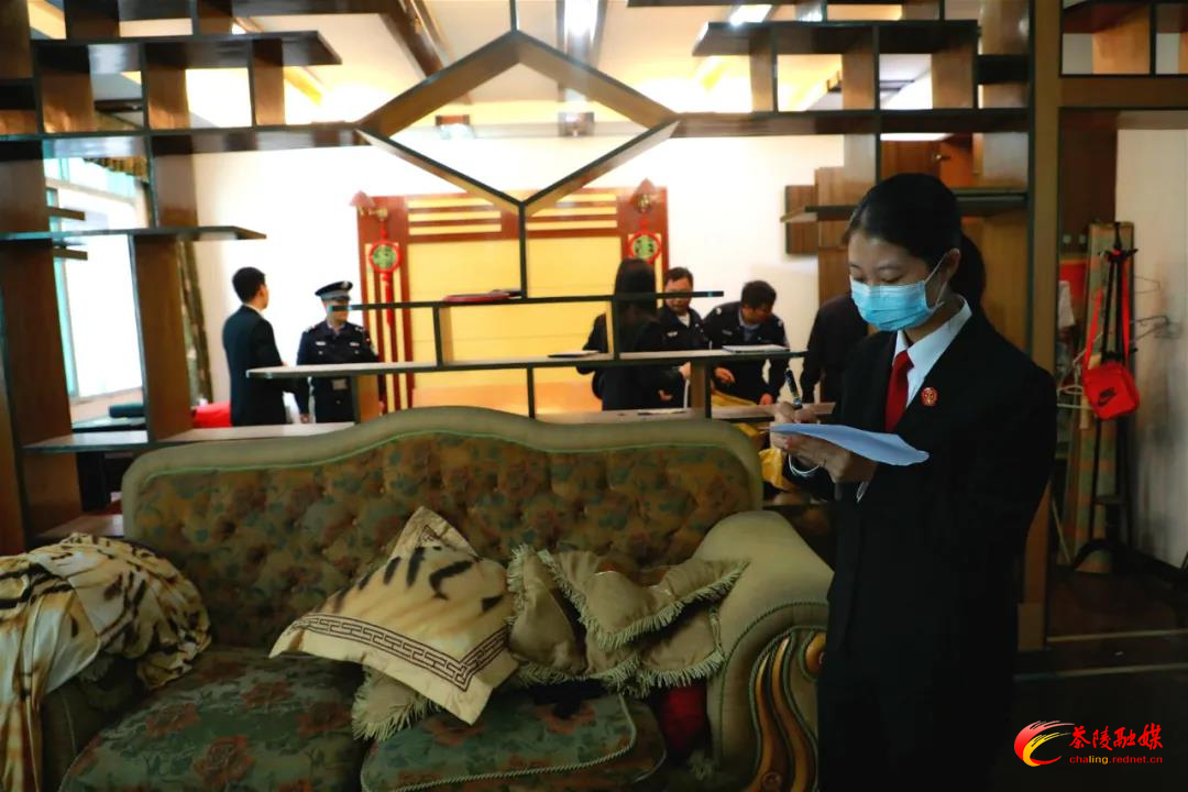 法院依法执行腾房 人大代表现场见证