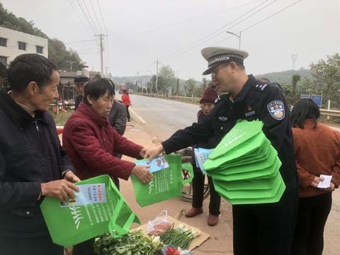 交警积极开展“美丽乡村行”交通安全宣传活动