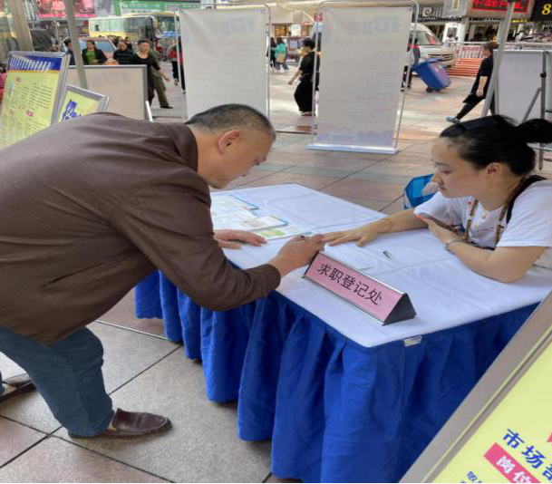 建宁街道举办“点亮万家灯火”就业帮扶服务活动之芦淞市场群专场招聘会