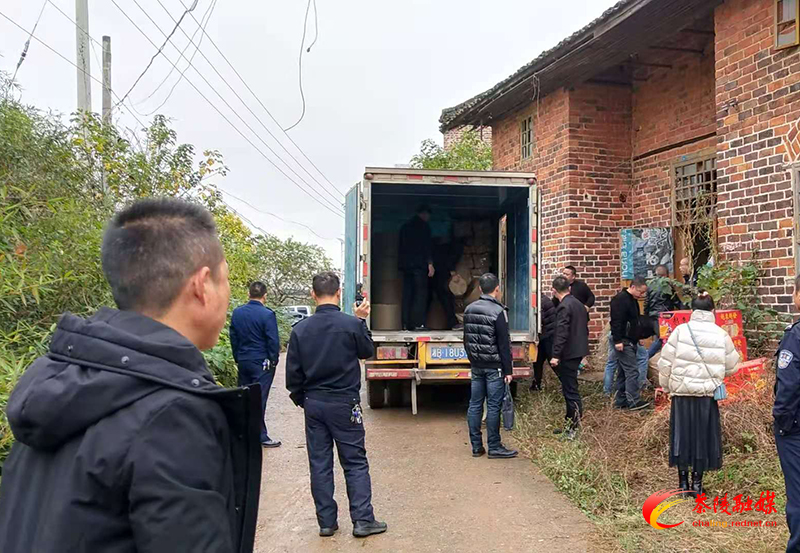 茶陵县重拳捣毁非法存储烟花爆竹窝点