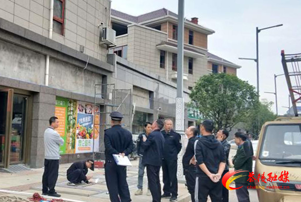 【城市靓起来】县城管局开展整治户外广告牌专项整治