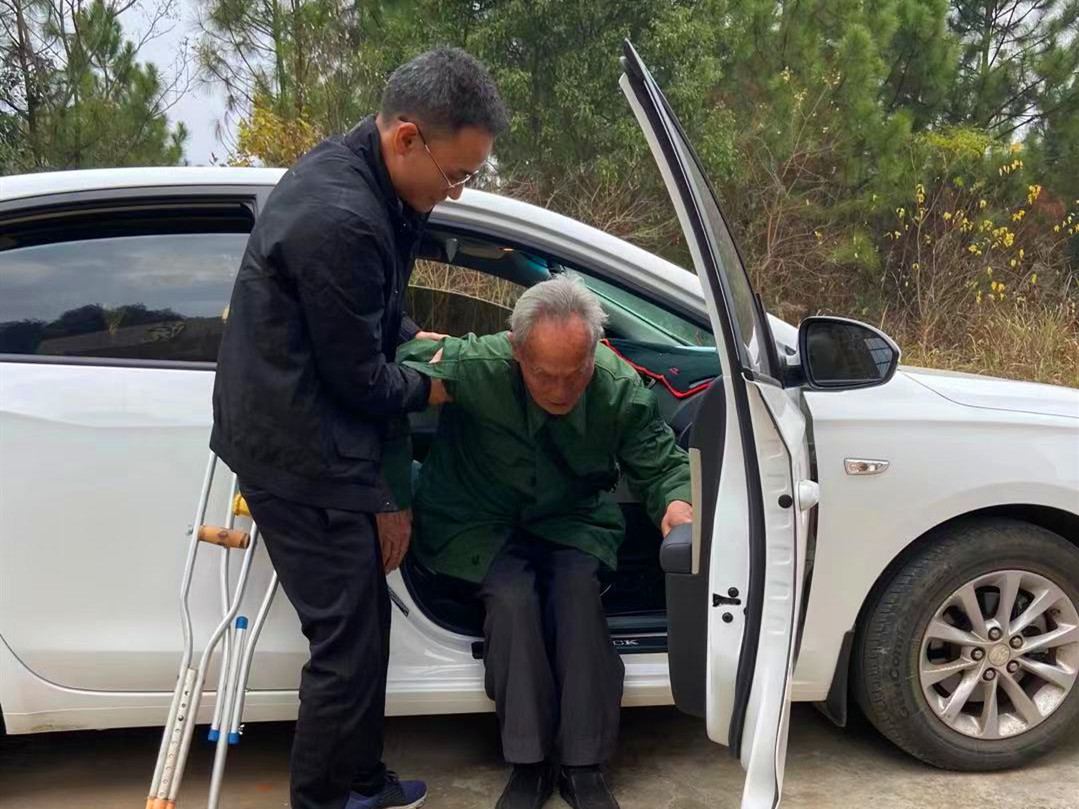 【谭桥街道】暖心！八旬老人办事行动艰难，扶贫干部亲情化服务送回家