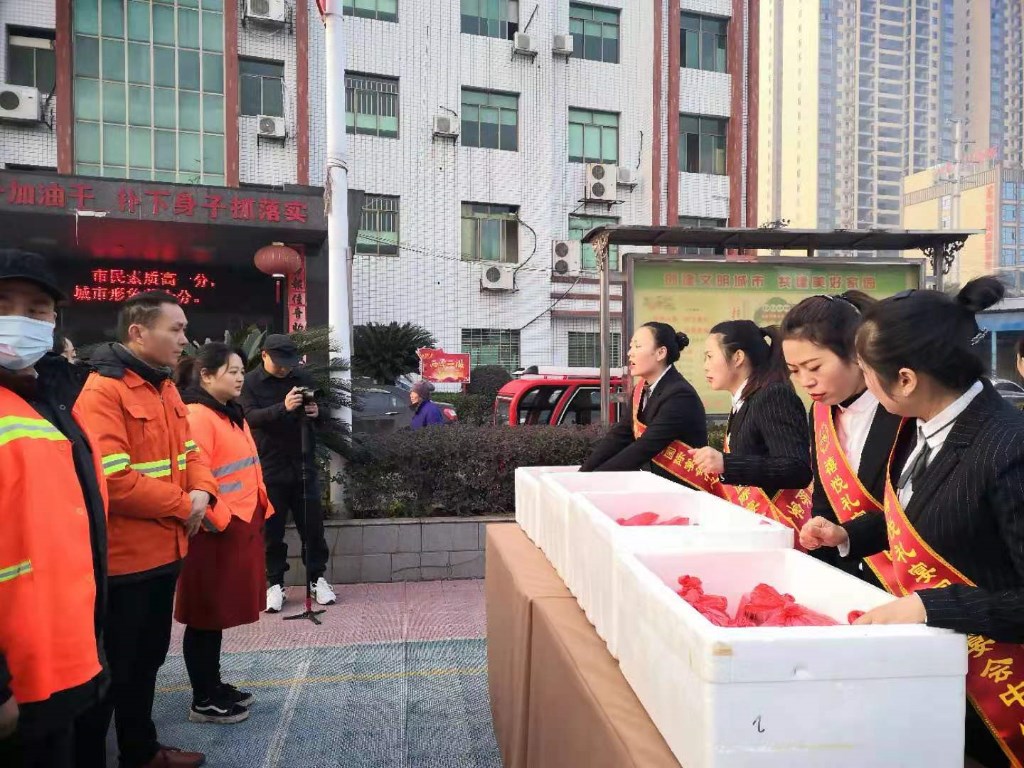 冬至送饺子  情暖环卫人
