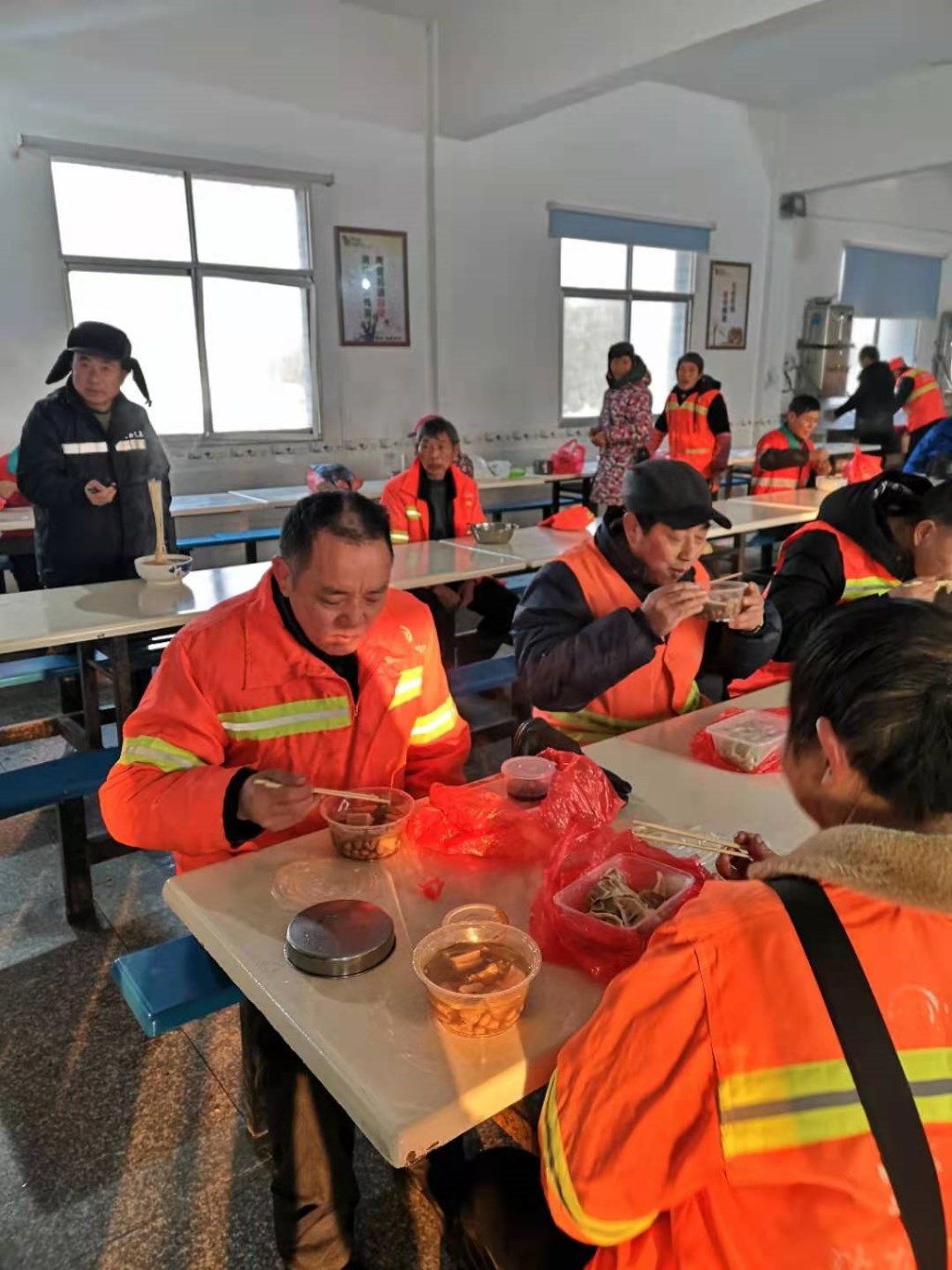 冬至送饺子  情暖环卫人