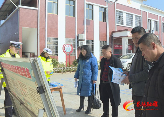 茶陵交警依托交通安全劝导站开展冬季交通安全宣传活动