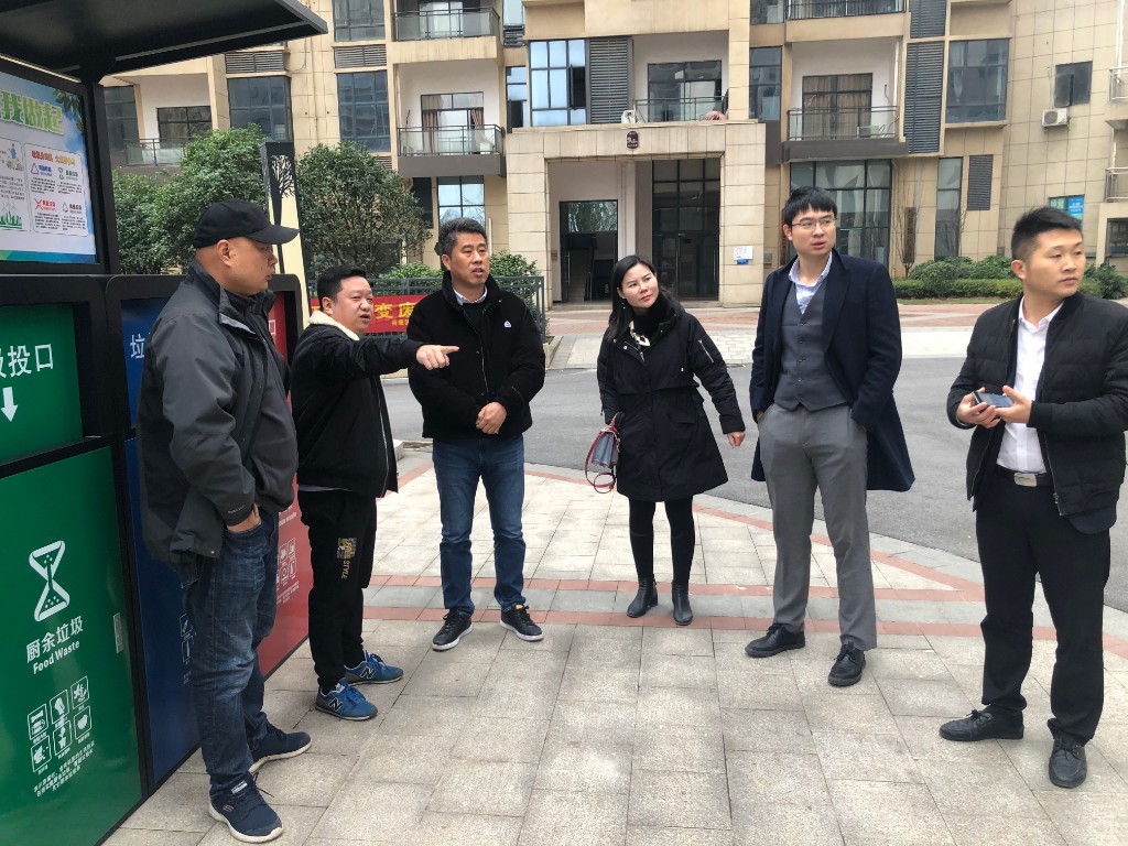 区领导现场督查示范小区垃圾分类开展情况