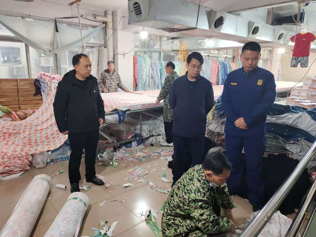 区领导带队检查合泰地区服饰加工企业安全生产工作