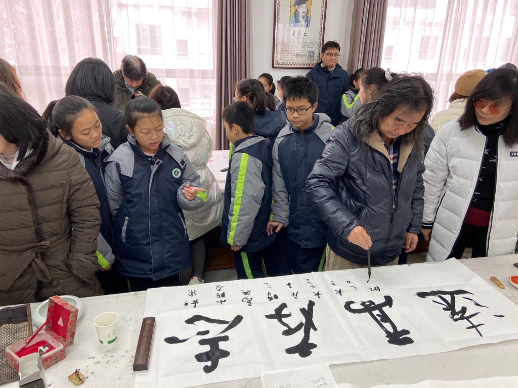 区总工会书画进校园活动受到师生热烈欢迎
