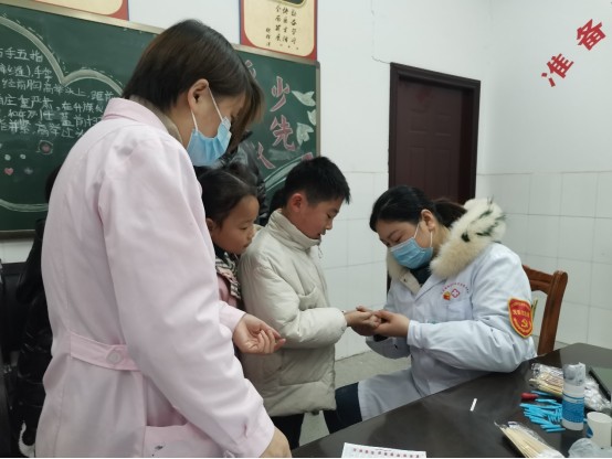 茨菇塘街道社区卫生服务中心进校园开展疫苗免疫效果检测血液采样