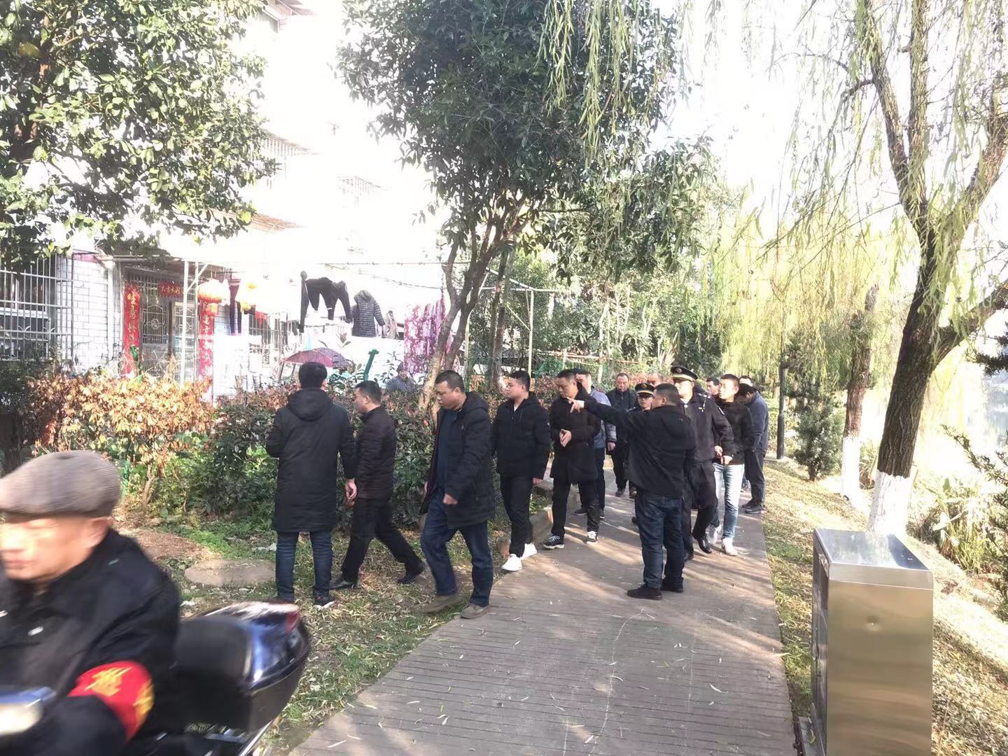 株洲市生态环境局荷塘分局联合多部门整治小区养鸡、种菜乱象创建和谐居住环境