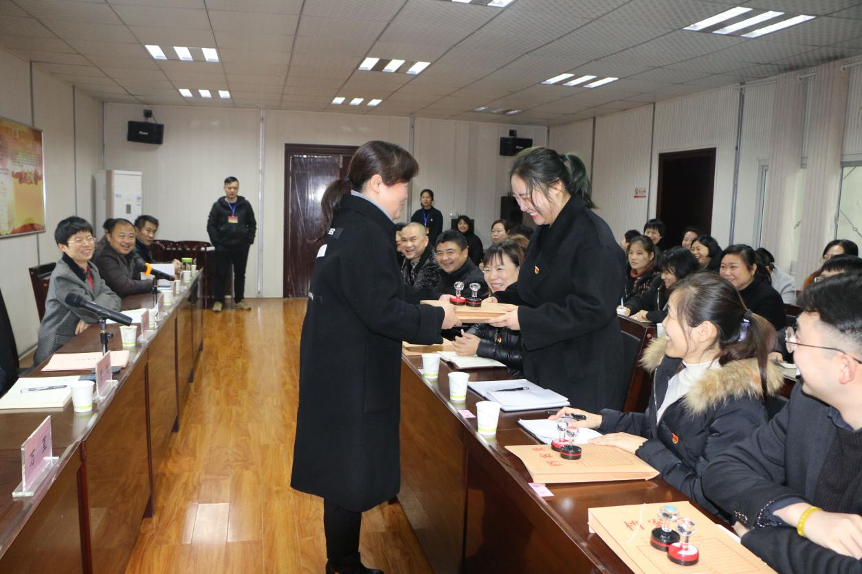 建设街道召开社区“两委”班子成员 “五个集中”大会