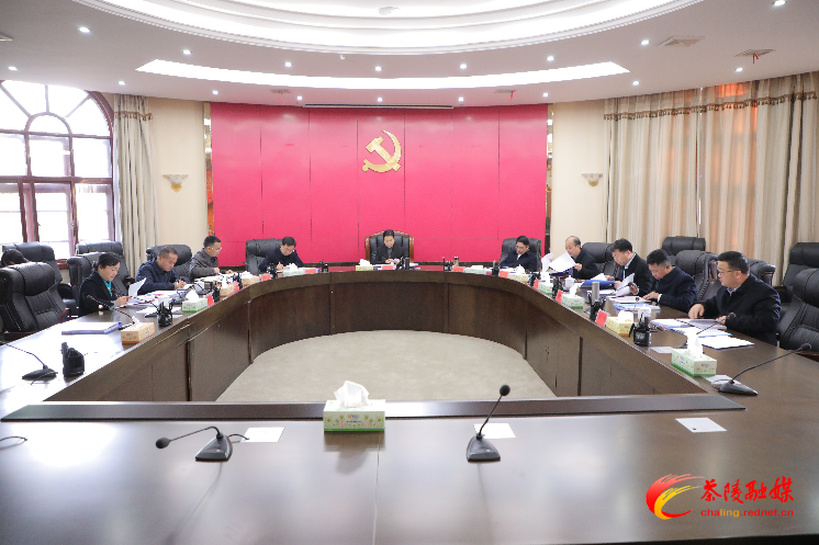 江小忠主持召开县委常委会会议