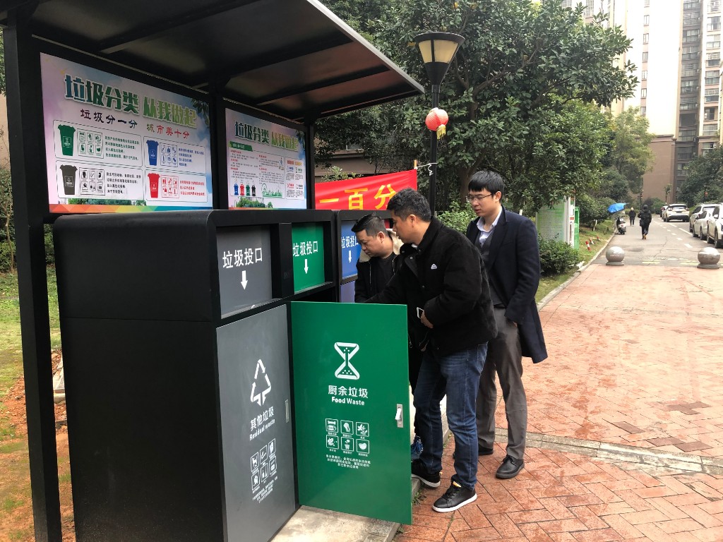 区领导现场督查示范小区垃圾分类开展情况