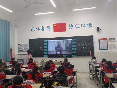 交安知识进校园 交通安全记心中
