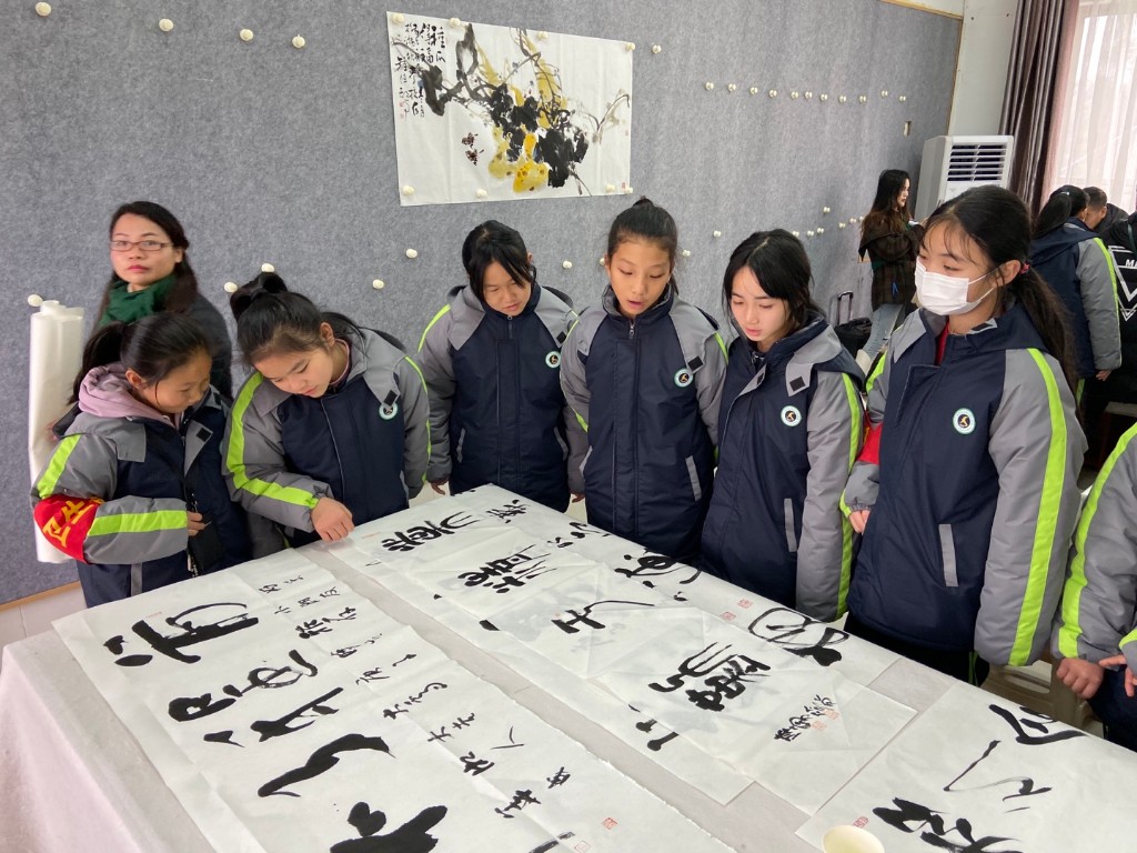区总工会书画进校园活动受到师生热烈欢迎