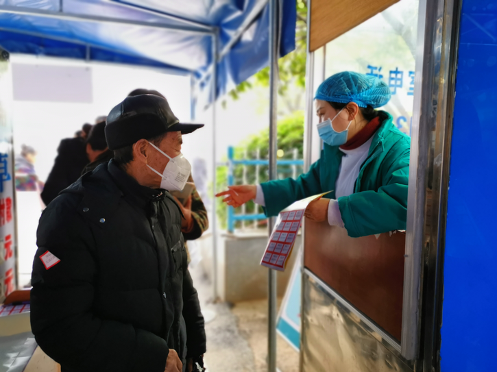 攸县人民医院用“温度服务”帮助老年患者跟上“智慧速度”