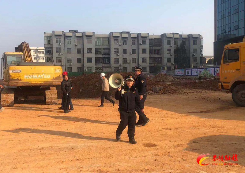 大喇叭上阵 城管工地安全宣传很“硬核”