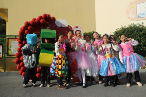 创想无限大 巧手迎新年 ——滨江小学庆元旦迎新年暨“实践感悟劳动美 垃圾分类我先行”活动