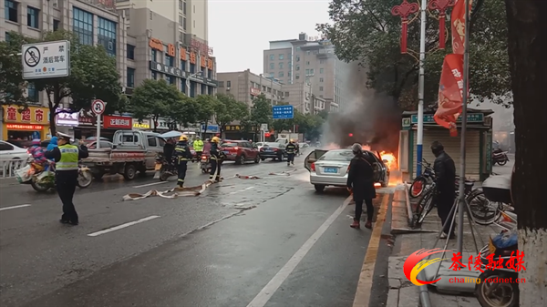 车辆发生自燃 交警消防合力灭火