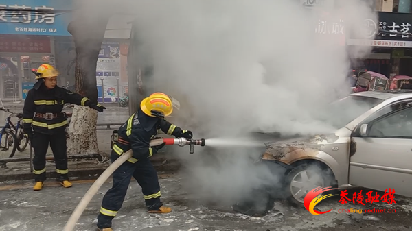 车辆发生自燃 交警消防合力灭火