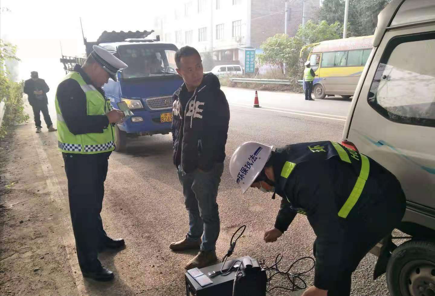 株洲市生态环境局茶陵分局联合县交警大队开展机动车尾气抽查检测工作