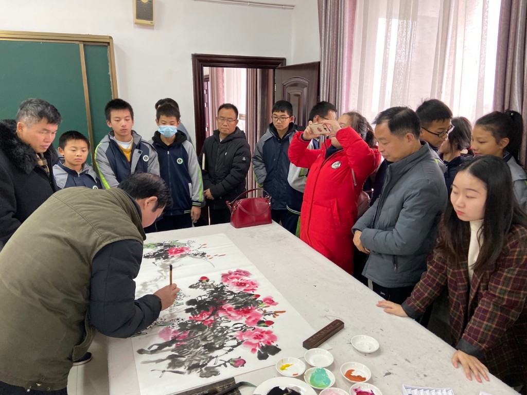 区总工会书画进校园活动受到师生热烈欢迎