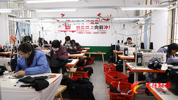 【奋进的2020】扶贫小车间 脱贫大作用
