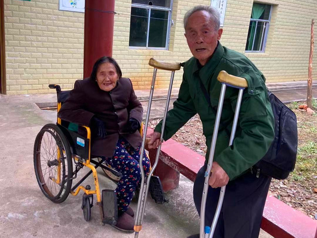 【谭桥街道】暖心！八旬老人办事行动艰难，扶贫干部亲情化服务送回家