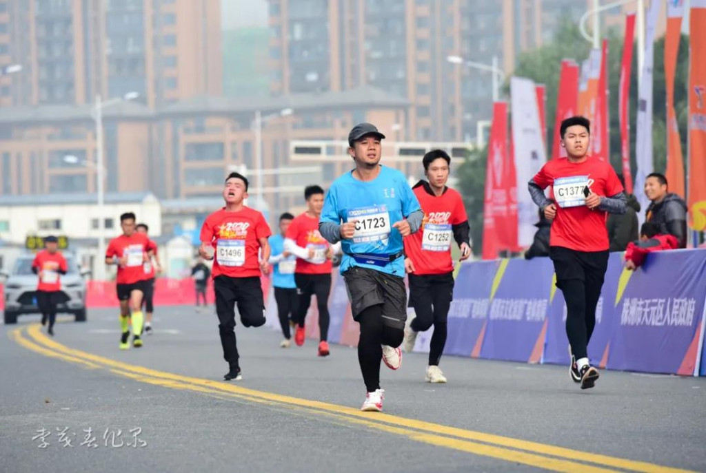 战马2020湘江马拉松赛在株洲开跑