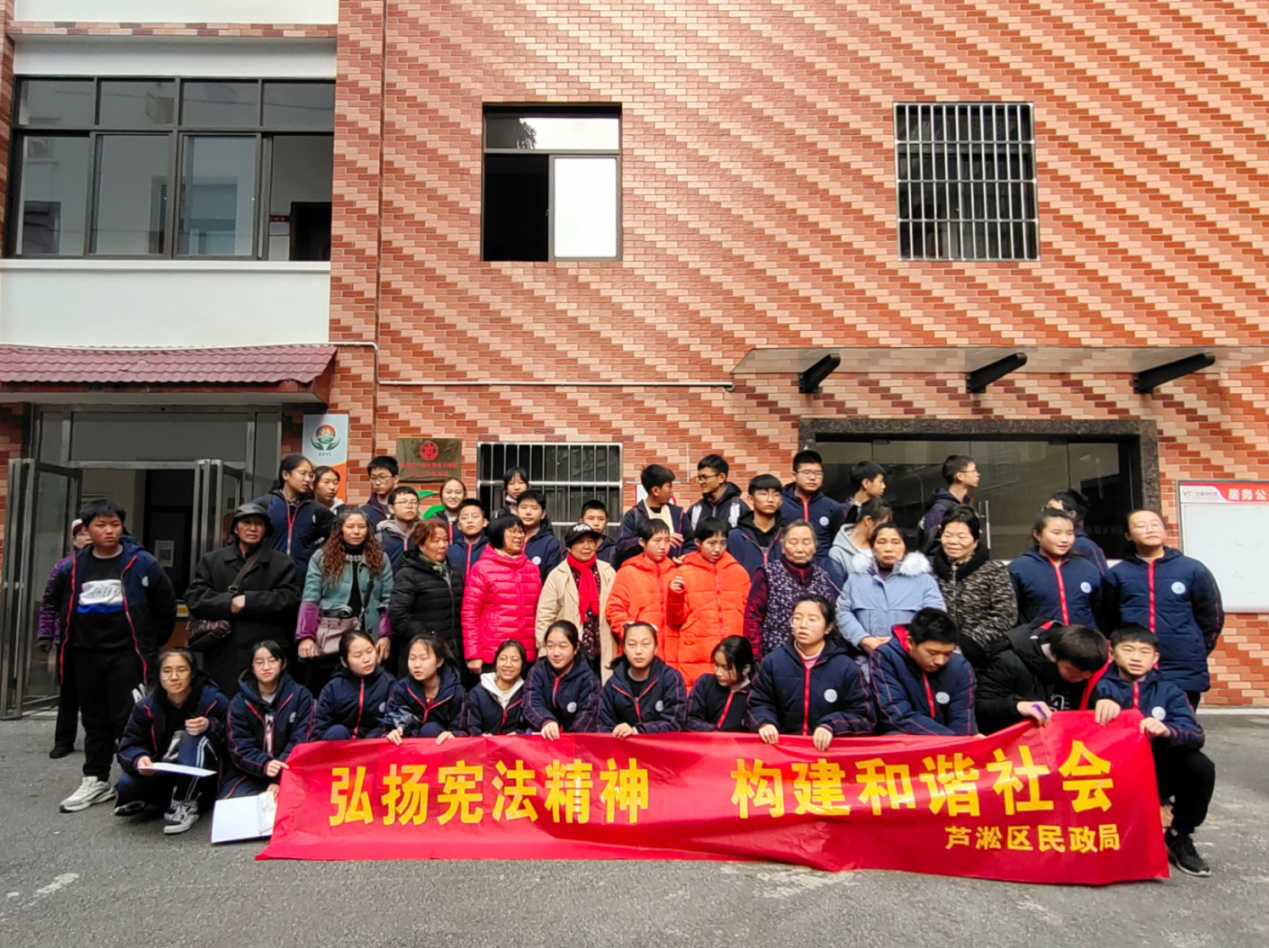 区民政局组织开展宪法进社区宣传活动