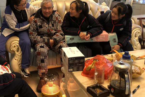 明照街道：关爱老人，从我做起