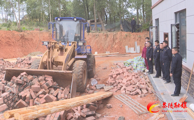 茶陵县城管局依法强制拆除利民办事处一处违法建筑