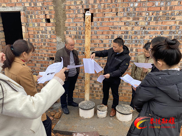严塘镇：现场教学当场示范严把改厕验收关