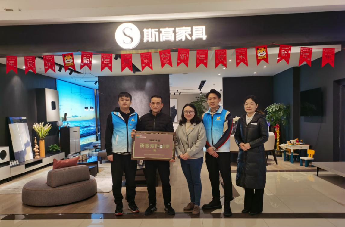 团区委上门为爱心商家送去牌匾