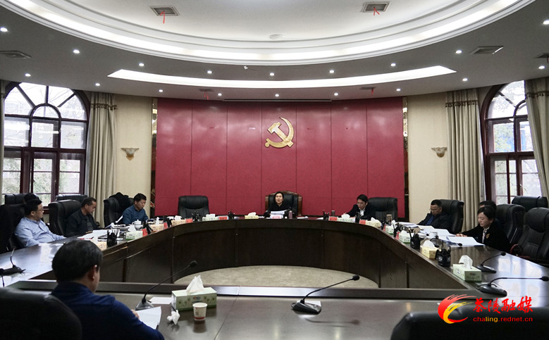 江小忠主持召开县委常委会会议