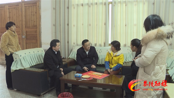罗峰率队走访慰问困难道德模范