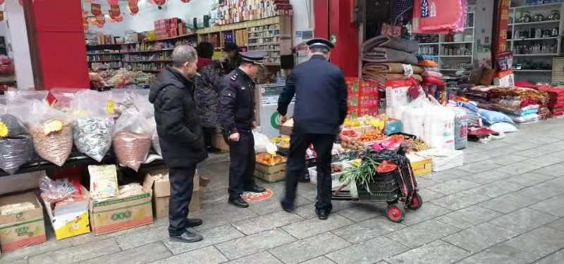 攸县城管大队开展春节前湘东大市场市容环境专项整治