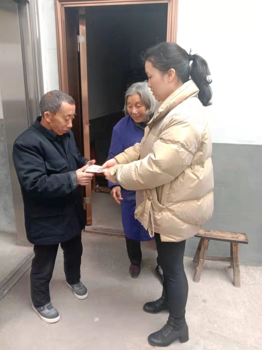 县城管局开展春节前走访慰问活动