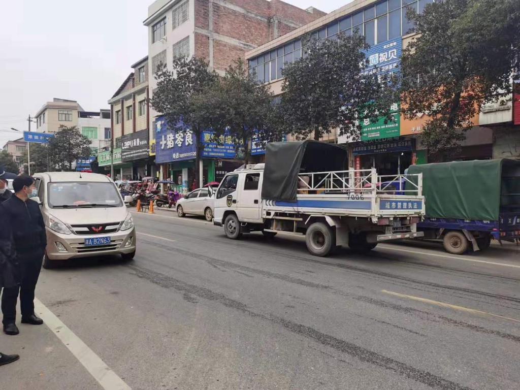 县城管执法大队协助乡镇提升市容环境