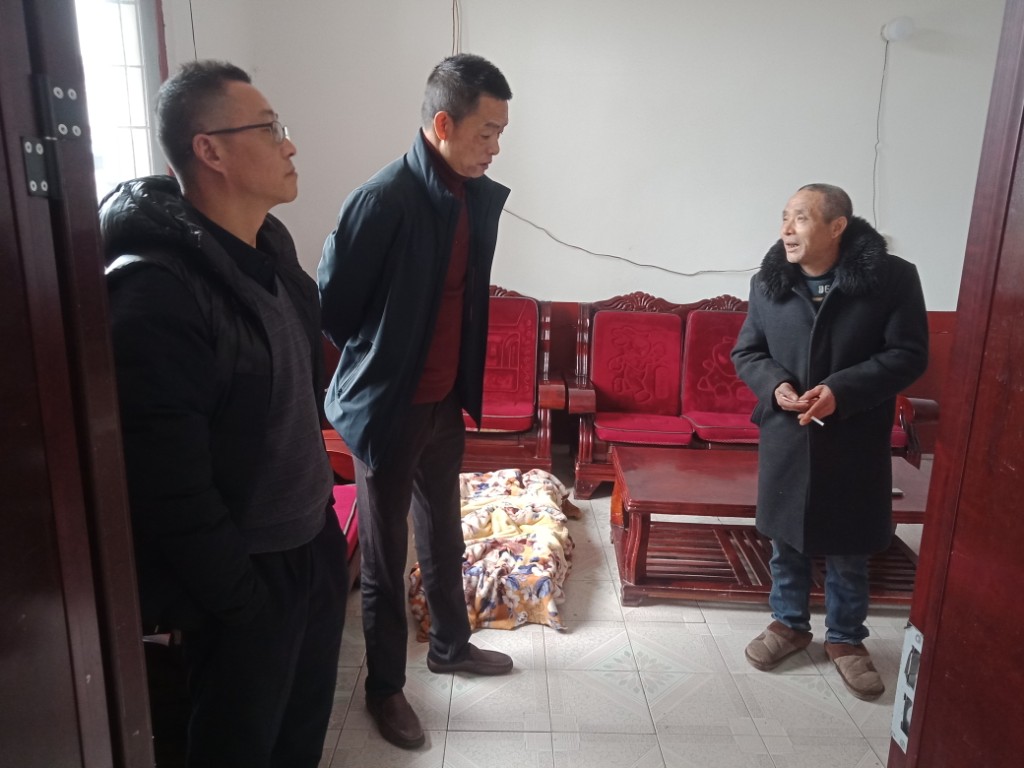 县城管局开展春节前走访慰问活动
