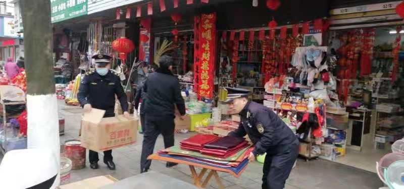 攸县城管大队开展春节前湘东大市场市容环境专项整治