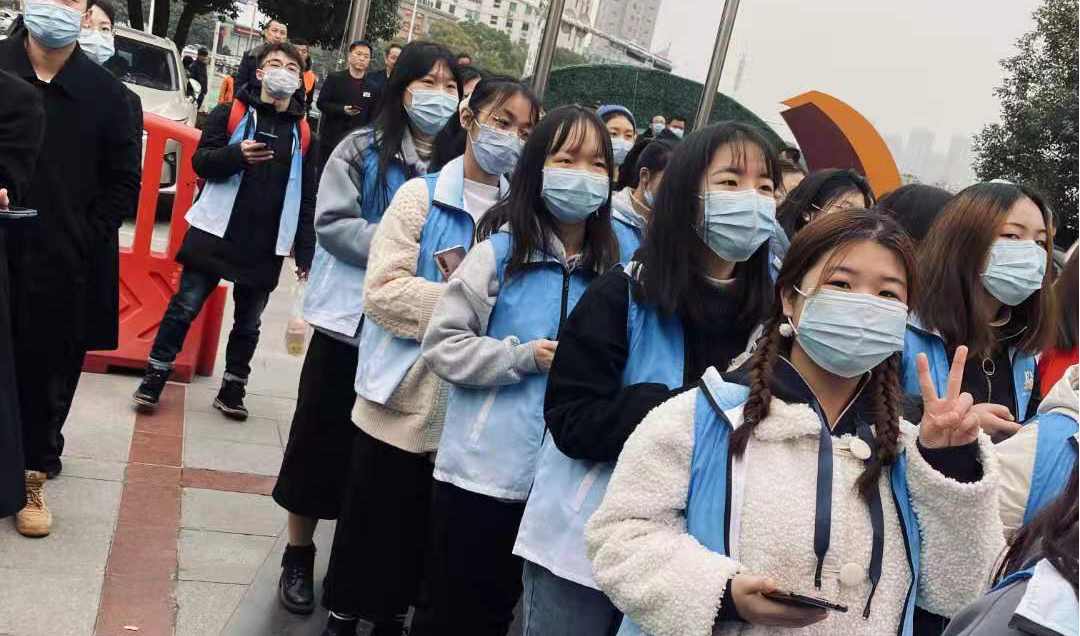 团区委携手湖南工业大学青年志愿者,助力天元购物广场20周年庆