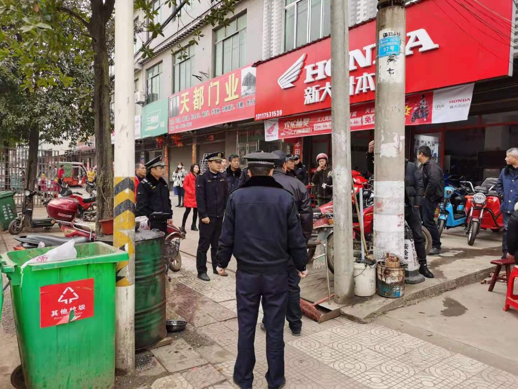 县城管执法大队协助乡镇提升市容环境