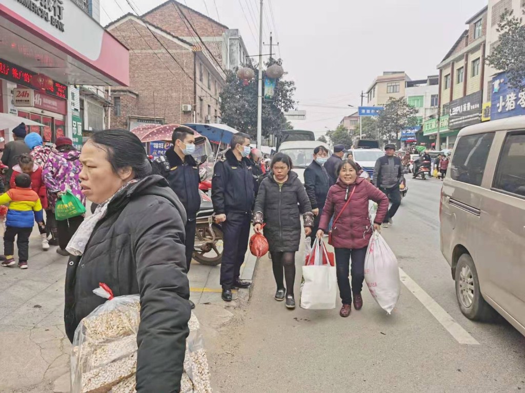 县城管执法大队协助乡镇提升市容环境