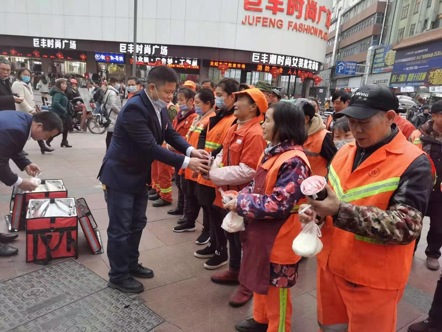芦淞区爱心企业腊八节慰问环卫工人