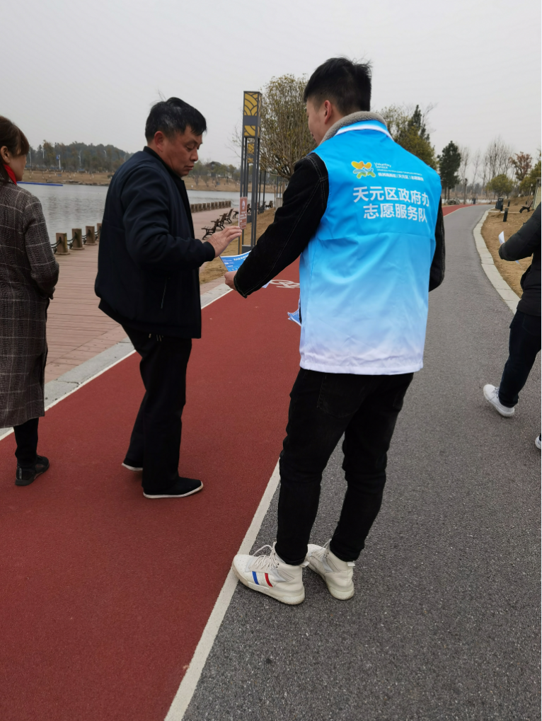 管委办（政府办）党支部开展主题党日、生活垃圾分类宣传志愿活动