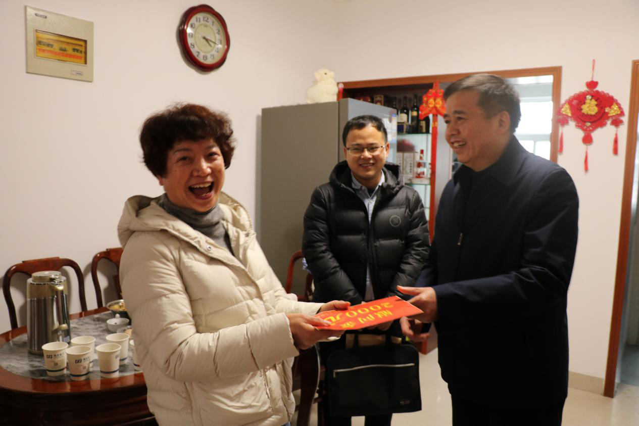 省退役军人事务厅一行来荷走访慰问边海防官兵家庭和烈士遗属