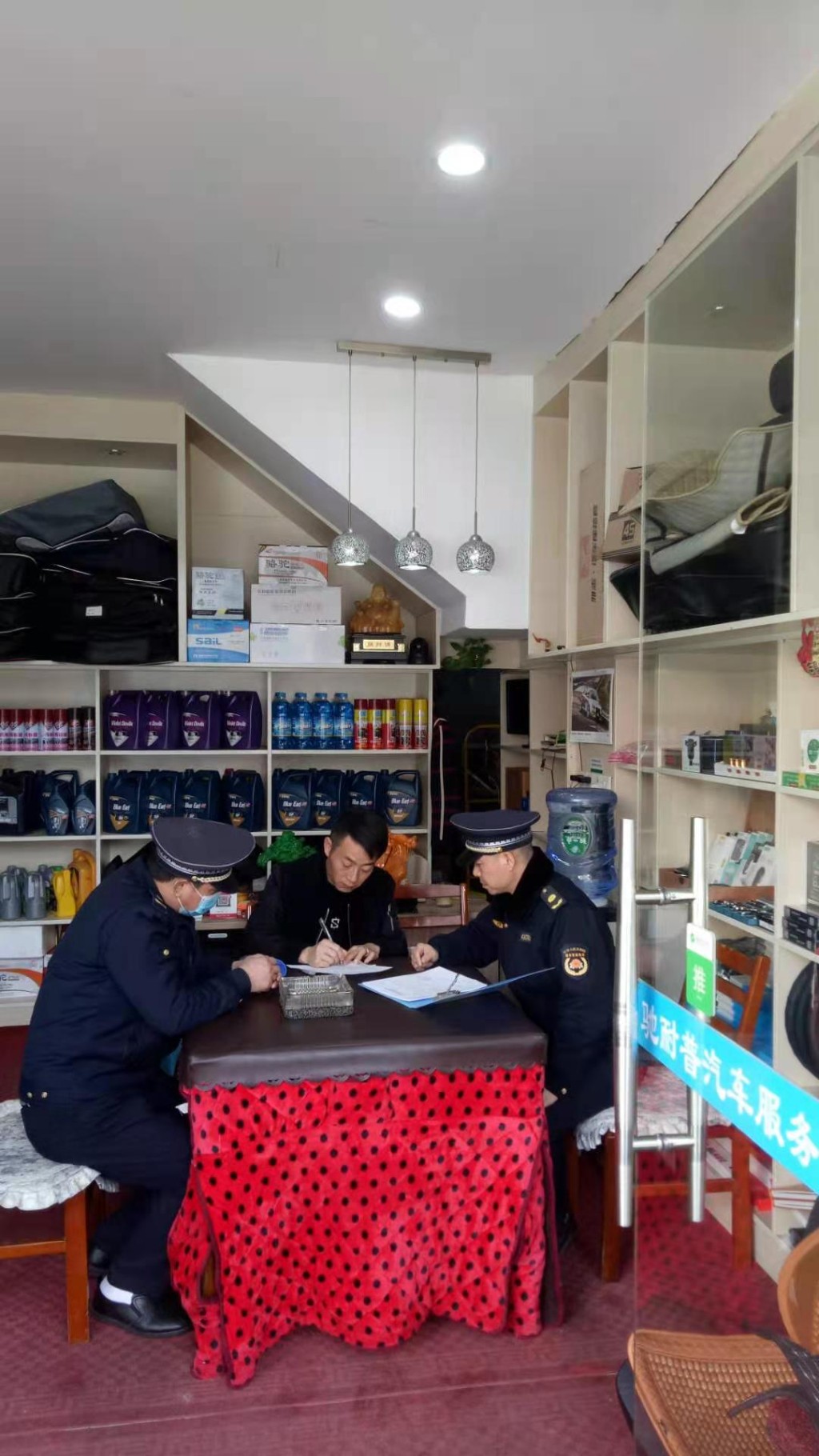 攸县城管执法大队清理违章占道洗车