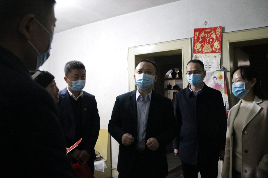 邬凌云春节前走访慰问老党员、困难党员和城乡帮困对象