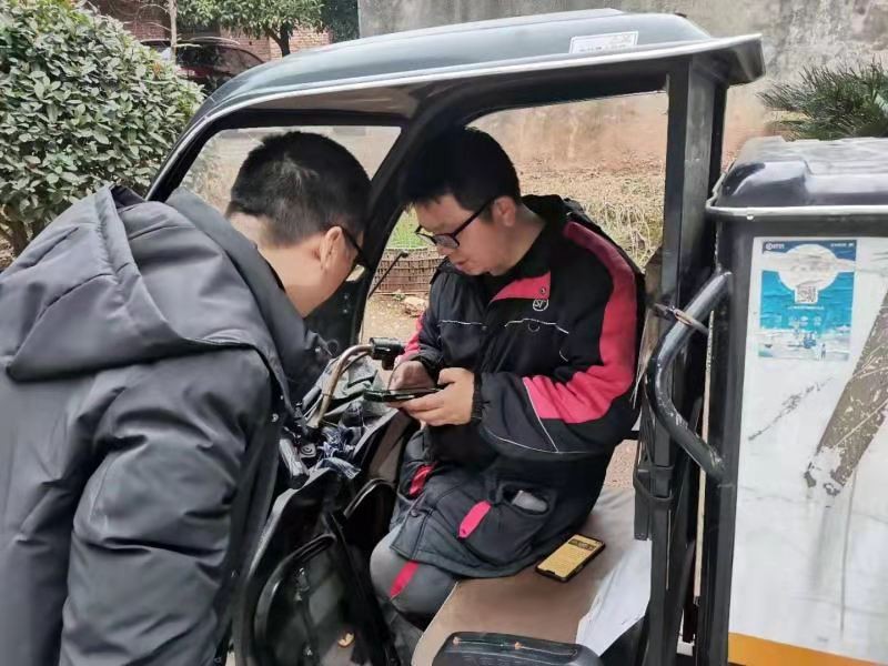 园林工人拾金不昧  平凡中传递正能量